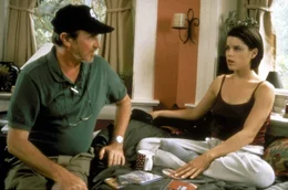 Der Regisseur von "Scream 2", Wes Craven (l.) mit Sidney (Neve Campbell, r.), der gejagten Collegestudentin ...
