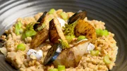 Ofensellerie auf Rollgerstlrisotto und Ziegenfrischk&auml;se.