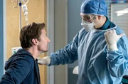 Frank Boger wurde auf die Islorierstation verlegt. Dr. Matteo Moreau hat eine Neuigkeit und versucht ihn zu beruhigen.