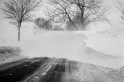 MDR FERNSEHEN - MDR DOK: SECHS TAGE EISZEIT – DER KATASTROPHENWINTER 1978/79, Originalaufnahme vom Katastrophenwinter 1978/79 auf Rügen Schneewehen machten die Straßen unpassierbar. MDR FERNSEHEN - MDR DOK: SECHS TAGE EISZEIT – DER KATASTROPHENWINTER 1978/79, Originalaufnahme vom Katastrophenwinter 1978/79 auf Rügen Schneewehen machten die Straßen unpassierbar.