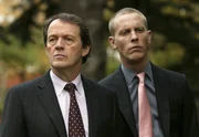 Inspektor Lewis (Kevin Whately) und sein Kollege Sergeant Hathaway (Laurence Fox) fragen sich, wie ein Mord an einem Oxforder Professor mit der Staatssicherheit der ehemaligen DDR zusammen hängen könnte. Inspektor Lewis (Kevin Whately) und sein Kollege Sergeant Hathaway (Laurence Fox) fragen sich, wie ein Mord an einem Oxforder Professor mit der Staatssicherheit der ehemaligen DDR zusammen hängen könnte.
