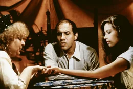 Barnaba (Adriano Celentano) l&auml;&szlig;t seiner neuen Freundin Christina (Ornella Muti) aus der Hand lesen.