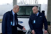 Anton Jenke (Thomas Bestvater, l.) erf&auml;hrt von seinem Bruder Hartmut Jenke (Robert Gallinowski, r.) von dem Unfall. Mit dem Geldtransporter hat er eine junge Frau angefahren und ist gefl&uuml;chtet.