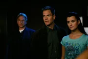 Sind total &uuml;berrascht, als sie erfahren, dass Gibbs 3. Ex-Frau eine der Verd&auml;chtigen ist: Gibbs (Mark Harmon, l.), Tony (Michael Weatherly, M.) und Ziva (Cote de Pablo, r.) ...