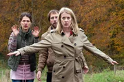 Sch&uuml;tzend stellt sich Sophie (Caroline Peters) vor ihre Mitarbeiter B&auml;rbel Schmied (Meike Droste, l) und Dietmar Sch&auml;ffer (Bjarne M&auml;del).