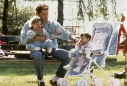 James (John Travolta, li.) k&uuml;mmert sich liebevoll um seine beiden Kinder Julie (Lorne Sussman, li.) und Mikey (Megan Milner, re.), auch wenn nicht immer alles so ist, wie er es gerne h&auml;tte.