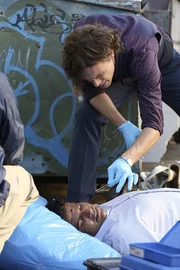 Sucht am Tatort nach Hinweisen, um einen Serienmörder zu fassen: Reid (Matthew Gray Gubler) ... Sucht am Tatort nach Hinweisen, um einen Serienmörder zu fassen: Reid (Matthew Gray Gubler) ...