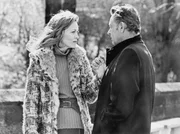 Diane Christenson (Faye Dunaway) und ihr Chef Max Schumacher (William Holden) treffen sich privat im Park. Diane schmiedet aber schon an ihrer Karriere - sie will den Posten ihres Vorgesetzten &uuml;bernehmen.