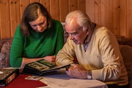 Konrad Velten, Zeitzeuge des Zweiten Weltkriegs, und seine Enkelin Sophie Hildner.