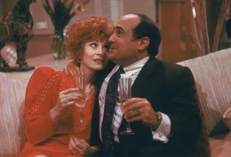 Zusammen mit Carol Dodsworth (Anita Morris, l.) feiert der Gesch&auml;ftsmann Sam Stone (Danny DeVito, r.) die Entf&uuml;hrung seiner ungeliebten Ehefrau ...