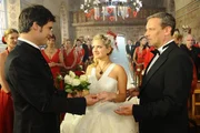 Die Hochzeit kann beginnen. Ingo (Wolfgang Wagner, r.) führt Mia (Josephine Schmidt, M.) zum Altar und übergibt sie an Alexander (Paul Grasshoff, l.) ... Die Hochzeit kann beginnen. Ingo (Wolfgang Wagner, r.) führt Mia (Josephine Schmidt, M.) zum Altar und übergibt sie an Alexander (Paul Grasshoff, l.) ...
