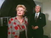 Als Hudson (John McMartin) Jessica (Angela Lansbury) die Tresorr&auml;ume seines Schmuckimperiums zeigt, wird pl&ouml;tzlich Alarm ausgel&ouml;st.