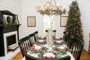 Chip und Joanna haben sich einer weiteren Haus-Verwandlung angenommen. Passend zur Weihnachtszeit verwandeln sie ein heruntergekommenes Haus in ein einzigartiges und stilvolles Bed and Breakfast. Wird es auch ihren Eltern gefallen? Chip und Joanna haben sich einer weiteren Haus-Verwandlung angenommen. Passend zur Weihnachtszeit verwandeln sie ein heruntergekommenes Haus in ein einzigartiges und stilvolles Bed and Breakfast. Wird es auch ihren Eltern gefallen?