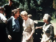 Olivia (Michael Learned, M.) l&auml;sst ihren Mann (Ralph Waite, vorne l.) nur ungern ziehen. Er hat in der Stadt Arbeit gefunden. Auch der Rest der Familie kann sich nicht damit anfreunden, ohne John auskommen zu m&uuml;ssen.