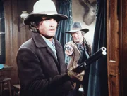Coy (Chris Hendrie, r.) hat Charles Ingalls (Michael Landon, l.) überrascht und bedroht ihn von hinten. Coy (Chris Hendrie, r.) hat Charles Ingalls (Michael Landon, l.) überrascht und bedroht ihn von hinten.
