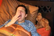 Willi mit einem Teddy im Bett. Gleich ist er im Land der Tr&auml;ume!