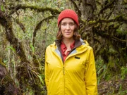 Wie ein riesiger Schwamm gibt der Nebelwald Wasser an den Boden ab und speist so B&auml;che und Fl&uuml;sse, die sich in das Amazonasbecken ergie&szlig;en. Der Wald holt sich das Wasser zu einem gro&szlig;en Teil aus der Luft. Der Nebel kondensiert an den Bl&auml;ttern und Zweigen. Pflanzen wie Bromelien, Orchideen oder Moose k&ouml;nnen diese Feuchtigkeit direkt &uuml;ber ihre Oberfl&auml;che aufnehmen. Das restliche Wasser flie&szlig;t entlang der Pflanze nach unten und wird schlie&szlig;lich in den Boden geleitet.