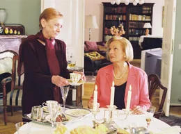 Hildegard (Ruth Maria Kubitschek, rechts) klagt ihrer Haush&auml;lterin Dorothee (Ruth Gl&ouml;ss) ihr Leid.