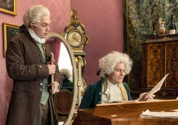 Mit 21 Jahren zieht Beethoven (Anselm Bresgott, li.) nach Wien und begegnet dort Mozart (Manuel Rubey, re.).
