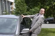 Manager Müller (Markus Majowski) ist so zerstreut, dass er nicht mal mehr weiß, ob das sein Auto ist. Manager Müller (Markus Majowski) ist so zerstreut, dass er nicht mal mehr weiß, ob das sein Auto ist.