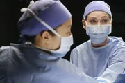 Ein Wettlauf mit der Zeit beginnt: Cristina (Sandra Oh, r.) und Meredith (Elen Pompeo, l.) geben alles, um Sadie zu retten ...