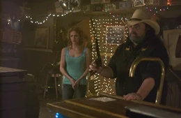 Honey Pie (Jenny Wade, l.); Boss Man (Duane Whitaker, r.)
