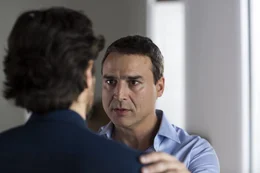 Der Undercover-Agent Yacub (Alberto San Juan, r.) will alles versuchen, um seinen Sohn aus den H&auml;nden der Islamisten zu befreien. Er spricht eindringlich auf Falc&oacute;n (Juan Diego Botto, l.) ein.