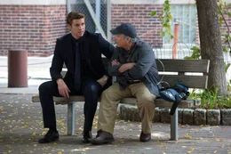 Adam Cassidy (Liam Hemsworth, l.) will mit dem Geld f&uuml;r seine Spitzelarbeit seinen kranken Vater Frank (Richard Dreyfuss, r.) unterst&uuml;tzen - ohne es zu wollen, bringt er ihn jedoch in gro&szlig;e Gefahr.