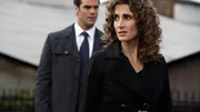 Detective Stella Bonasera (Melina Kanakaredes) und ihr Kollege Detective Don Flack (Eddie Cahill) suchen am Tatort nach verwertbaren Spuren.
