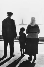 Viele jüdische Familien glaubten Anfang der 1930er Jahre, in den Vereinigten Staaten einen sicheren Zufluchtsort zu finden – um dann festzustellen, dass die meisten Amerikaner sie nicht einreisen lassen wollen. Viele jüdische Familien glaubten Anfang der 1930er Jahre, in den Vereinigten Staaten einen sicheren Zufluchtsort zu finden – um dann festzustellen, dass die meisten Amerikaner sie nicht einreisen lassen wollen.