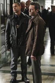 Im Laufe ihrer Ermittlungen m&uuml;ssen Javier Esposito (Jon Huertas, l.) und Kevin Ryan (Seamus Dever, r.) feststellen, dass die meisten der vordergr&uuml;ndig Verd&auml;chtigen unschuldig sind.