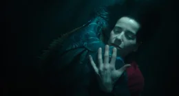 Amphibienmensch (Doug Jones, l.); Elisa Esposito (Sally Hawkins, r.)