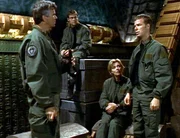 Das SG 1-Team beschließt, nach Netu zu fahren (Bild v.l.: Richard Dean Anderson, Michael Shanks, Amanda Tapping, J. R. Bourne). Das SG 1-Team beschließt, nach Netu zu fahren (Bild v.l.: Richard Dean Anderson, Michael Shanks, Amanda Tapping, J. R. Bourne).
