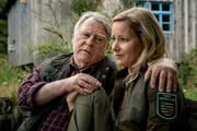 Bei Liebeskummer Trost vom Vater: Georg Bergelt (Andreas Schmidt-Schaller) und Tochter Saskia Bergelt (Teresa Weißbach). Bei Liebeskummer Trost vom Vater: Georg Bergelt (Andreas Schmidt-Schaller) und Tochter Saskia Bergelt (Teresa Weißbach).