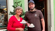 Der Schneeballen ist aus Rothenburg nicht wegzudenken &ndash; Annette Krause mit Starb&auml;cker Florian Striffler.
