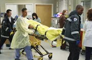 In der Notaufnahme ist die H&ouml;lle los: W&auml;hrend Alex (Justin Chambers, 2.v.l.) sich um einen Patienten k&uuml;mmert, muss er jedoch st&auml;ndig an Izzie denken, die ihn pl&ouml;tzlich verlassen hat ...