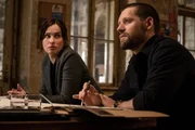 Heida Reed als Special Agent Jamie Kellett und Luke Kleintank als Special Agent Scott Forrester.