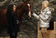 Der Winter ist nun auch in Williamsburg eingebrochen und Max (Kat Dennings, l.) und Caroline (Beth Behrs, r.) stehen vor einer Herausforderung: Carolines Pferd Chestnut braucht f&uuml;r den Winter einen warmen Platz, das Geld daf&uuml;r fehlt jedoch.