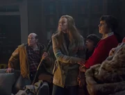 (v.l.n.r.) Howard (David Koechner); Sarah (Toni Collette); Max (Emjay Anthony); Linda (Allison Tolman)