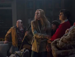 (v.l.n.r.) Howard (David Koechner); Sarah (Toni Collette); Max (Emjay Anthony); Linda (Allison Tolman)