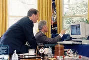 Die amerikanischen Politiker US-Vizepr&auml;sident Al Gore (links) und US-Pr&auml;sident Bill Clinton betrachten einen Computer w&auml;hrend ihrer gemeinsamen Live-Radioansprache im Oval Office des Wei&szlig;en Hauses, Washington DC.