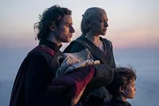 (v.l.n.r.) Jacaerys Velaryon (Harry Collett); Rhaenyra Targaryen (Emma D'Arcy); Joffrey Velaryon (Oscar Eskinazi) (v.l.n.r.) Jacaerys Velaryon (Harry Collett); Rhaenyra Targaryen (Emma D'Arcy); Joffrey Velaryon (Oscar Eskinazi)