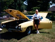 Eine Frau steht vor einem Auto