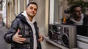 Özcan Cosar ist heute erfolgreicher Comedian. Seine Karriere begann jedoch als Breakdancer. Hiervon berichtet er als Überraschungsgast in Heidelberg. Özcan Cosar ist heute erfolgreicher Comedian. Seine Karriere begann jedoch als Breakdancer. Hiervon berichtet er als Überraschungsgast in Heidelberg.
