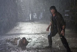 Schlechtes Wetter ist f&uuml;r John Rambo (Sylvester Stallone, r.) kein Hindernis, Sarah (Julie Benz, l.) zu retten ...