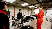 V.l.: James May, Richard Hammond und Jeremy Clarkson bauen einen Caterham 7 kit.