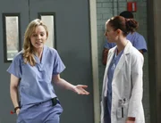 Lexie (Chyler Leigh, r.) und die anderen Anfänger haben Angst, dass ihr kleines Versuchslabor auffliegen könnte. Doch die neue Kollegin Sadie (Melissa George, l.) hat da gleich ganz neue Ideen ... Lexie (Chyler Leigh, r.) und die anderen Anfänger haben Angst, dass ihr kleines Versuchslabor auffliegen könnte. Doch die neue Kollegin Sadie (Melissa George, l.) hat da gleich ganz neue Ideen ...