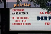 Das Jahr 1975 - der Westberliner CDU-Politiker Peter Lorenz wird von Terroristen entführt, der Senat verhängt ein Zuzugsverbot von Ausländern für einzelne Bezirke und in Ost-Berlin wird mit einem Weltkongress das Internationale Jahr der Frau gefeiert. Eine Berlin-Chronik der Superlative: 40 Folgen, von 1961, dem Jahr des Mauerbaus, bis zum neuen Jahrtausend 1999, zehn Jahre nach dem Mauerfall. - Filmpremiere des Films `Die verlorene Ehre der Katharina Blum` von Volker Schlöndorff.