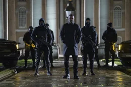 In der Mitte: Brixton (Idris Elba)