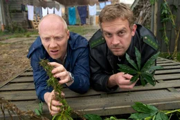 Beim famili&auml;ren Cannabis-Anbau dr&uuml;cken Polizist Franz (Sebastian Bezzel) und sein Freund Rudi (Simon Schwarz) schon mal ein Auge zu.